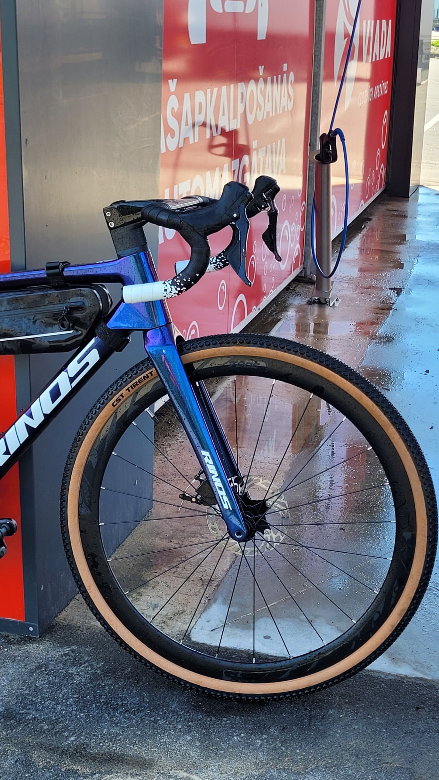 RINOS Sandman3.0 Gravel kolo s karbonovým rámem Shimano 105 R7000