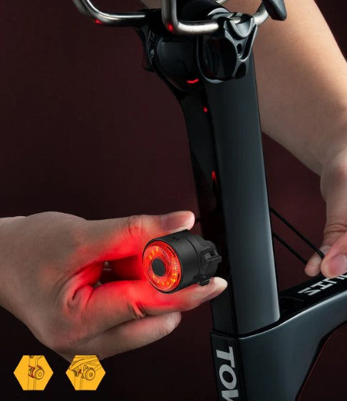 TOWILD TL03 Zadní světlo na kolo Brzdové auto s automatickým snímáním Zadní světlo na kolo USB Dobíjecí zadní světlo IPX7 Vodotěsné 3 bezpečnostní režimy Ultra jasné pro noční bezpečnost jízdy